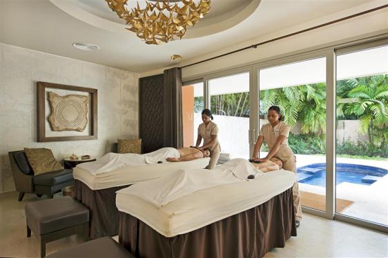 car-dominicanrepublic-puntacana-barcelobavaropalacedeluxe